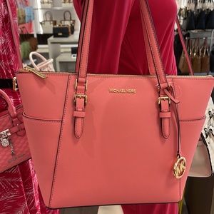 MICHAEL KORS Charlotte Large Leather Top-Zip Tote
Tea Rose
NWT
